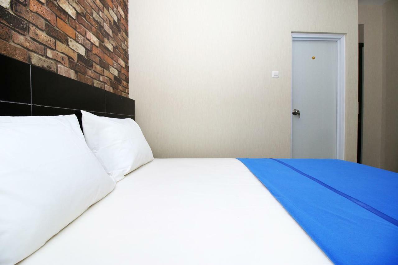 Ostello Kamar Keluarga Kampung Bali III Giacarta Esterno foto
