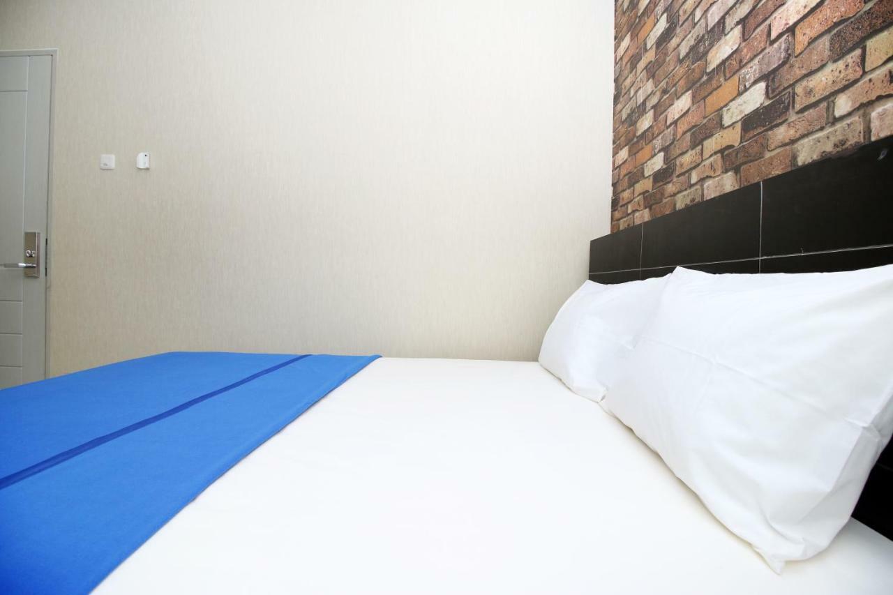 Ostello Kamar Keluarga Kampung Bali III Giacarta Esterno foto